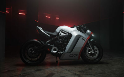 Zero SR-X sa môže pochváliť štýlom aj výkonom, ktorý sa vyskytuje v litrových motorkách.